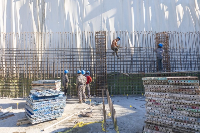 کارگران در حال آرماتور بندی دیوار حائل در پروژه ساختمان دیتا سنتر همراه اول در استان البرز - در حال ساخت توسط شرکت بین‌الملل عمران سریر
