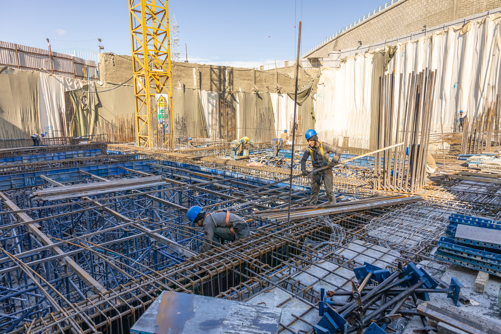 کارگران شرکت بین‌الملل عمران سریر در حال شروع قالب‌بندی سقف در زیرزمین دوم ساختمان دیتاسنتر همراه اول کرج