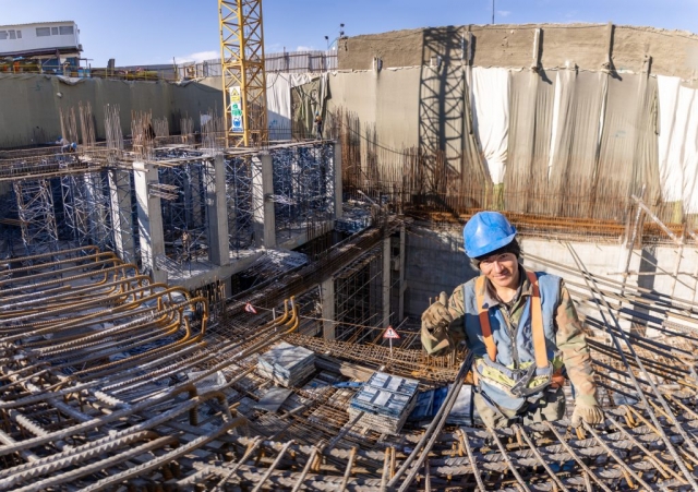 کارگر شرکت عمران سریر در حال بالا آمدن از سازه‌های در حال ساخت در پروژه ساختمان دیتاسنتر همراه اول استان البرز
