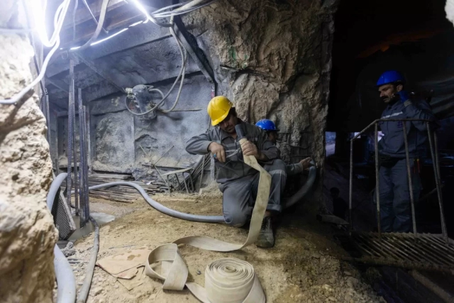 کارگران در حال کار در یکی از تونل‌های زیرزمینی برای احداث شمع‌های گالری‌ تقسیم مسافر مترو میدان نقش جهان اصفهان - 26 دی 1402
