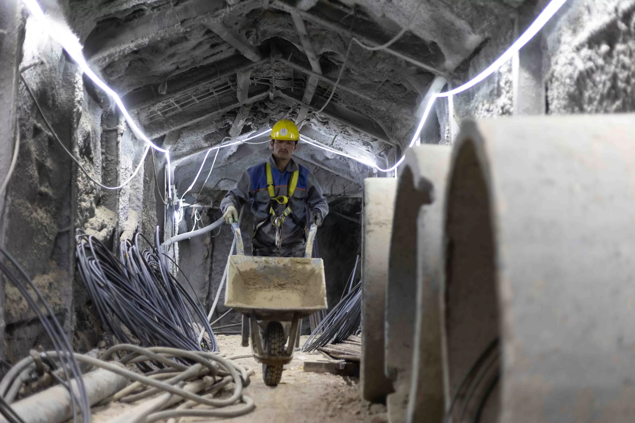 کارگری در حال کار در تونل زیر زمینی 26 دی 1402 مترو میدان نقش جهان اصفهان