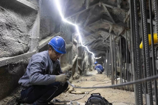 برق کارها روشنایی را در تونل‌های زیرزمینی محیا می‌کنند. 26 دی 1402 مترو میدان نقش جهان اصفهان